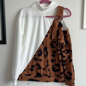 🆕 BROWN AND WHITE LONG SLEEVE OPEN SHOLDER TOPS SIZE M